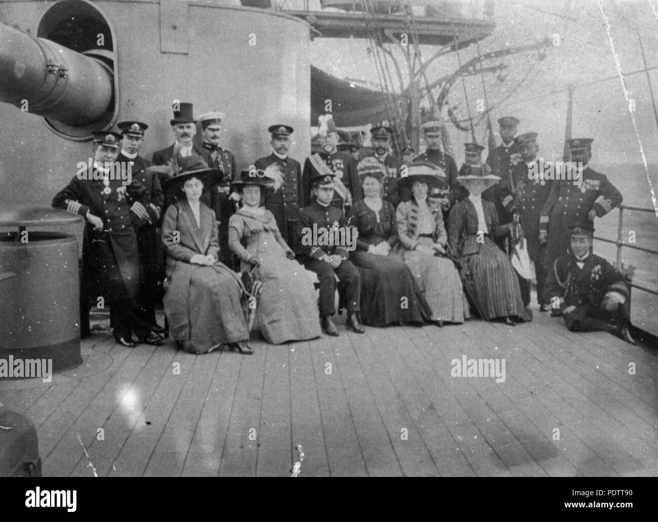 205 1 110568 StateLibQld parti officiel visite d'un navire de guerre japonais Banque D'Images