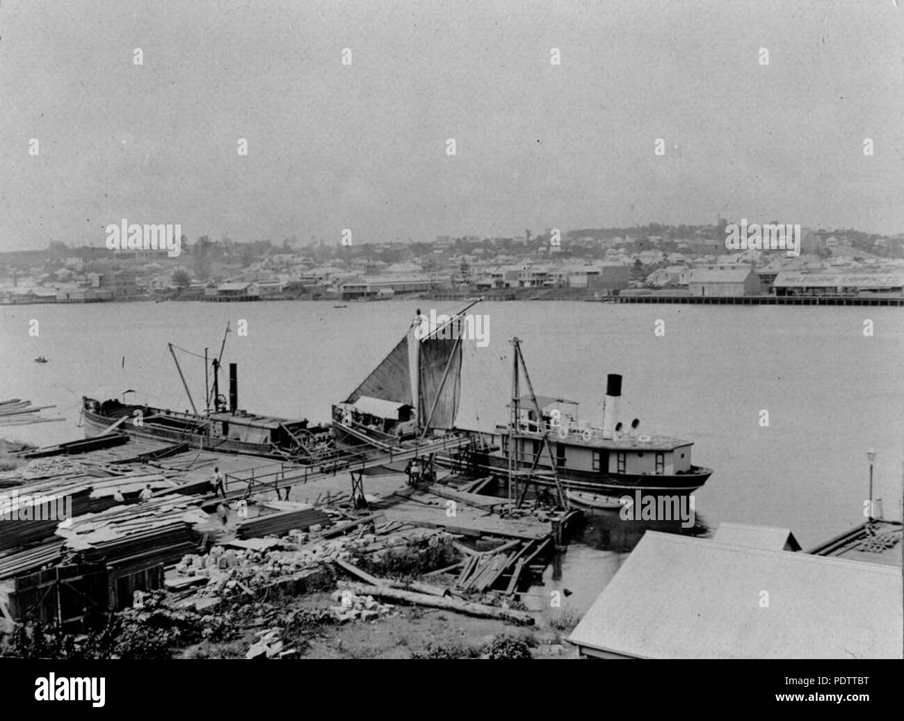 205 1 111020 StateLibQld Gneering accosté à Pettigrew's Wharf, Brisbane, CA, 1895 Banque D'Images