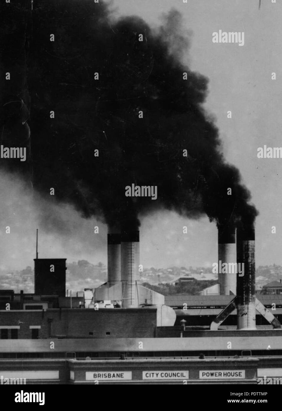 206 1 112164 StateLibQld verse de fumée la nouvelle batterie Power House, 1952 Banque D'Images