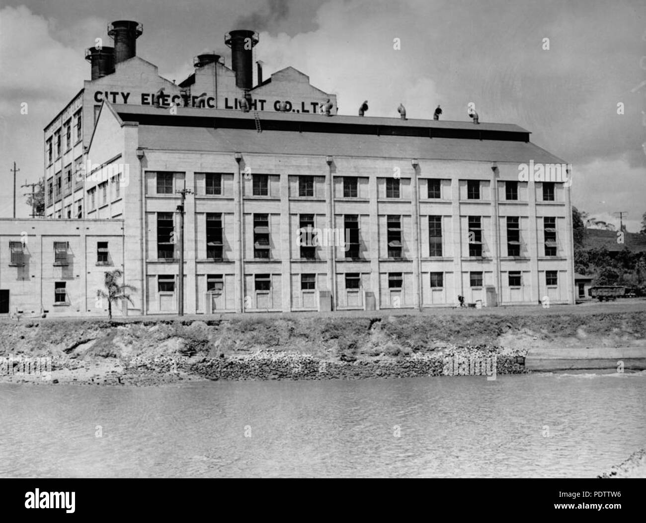 206 1 112720 StateLibQld Ville lumière électrique Bâtiment à Queensport, Brisbane, ca. 1935 Banque D'Images