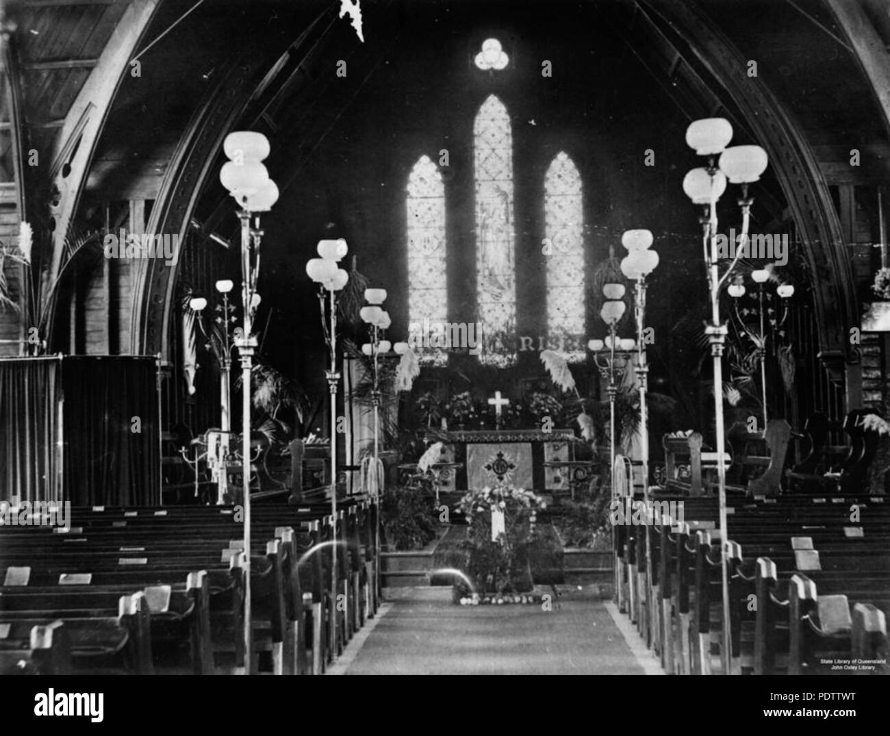 206 112836 StateLibQld 1 vue de l'intérieur de l'église Holy Trinity de l'Angleterre, Mackay, Queensland, 1910 Banque D'Images