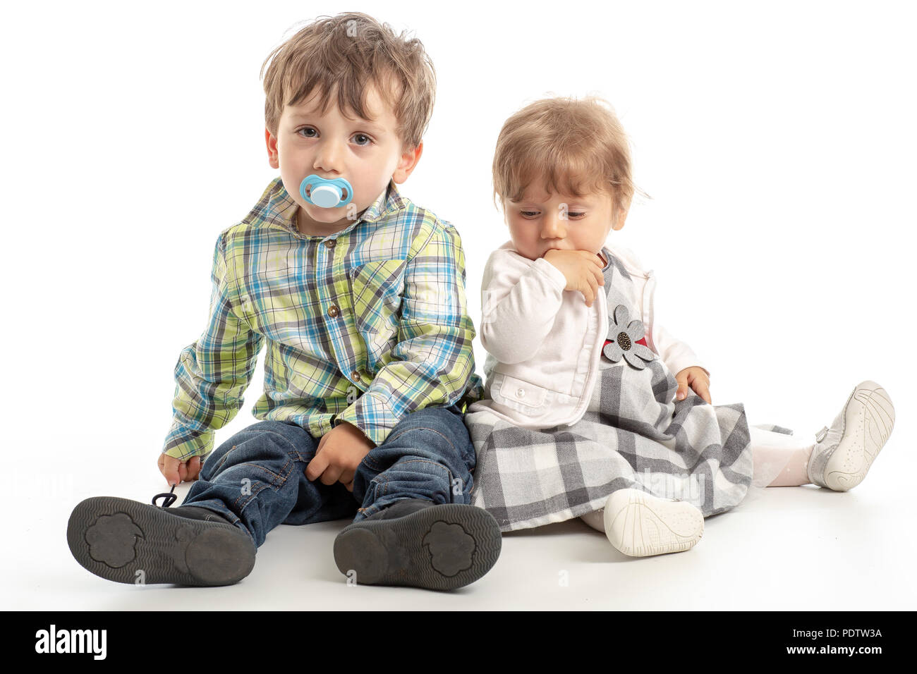 Portrait de l'adorable heureux frère et soeur sourire et rire ensemble avec drôle expression positive sur leurs visages. Les enfants s'amuser de temps en l'embrassant, ma Banque D'Images