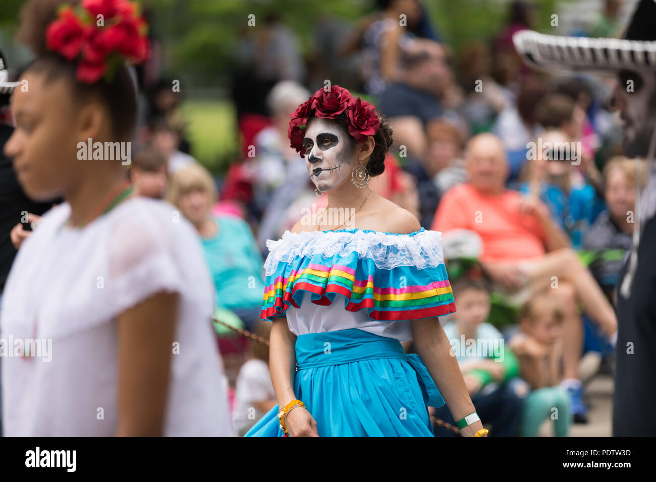 Cleveland, Ohio, USA - 9 juin 2018 Hommes et femmes portant des vêtements traditionnels mexicains et la peinture pour le visage, comme le sucre de crânes à l'abstract art festival Banque D'Images