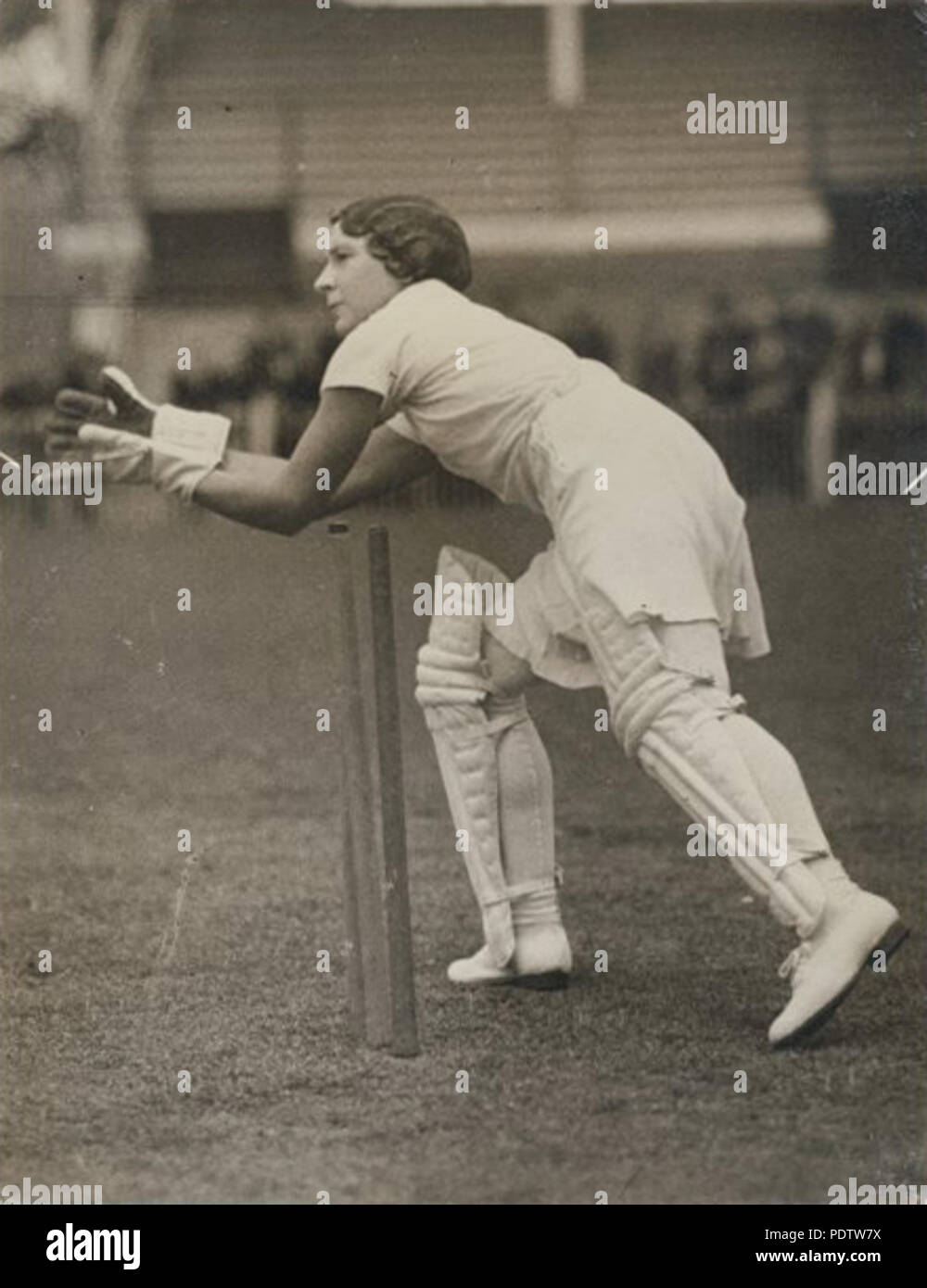 Comme la boule de Betty 23 wicketkeeper, atteignant pour la balle venant en sens inverse, l'équipe de cricket de femmes anglais, tour de l'Australie et la Nouvelle Zélande 1934-1935 Banque D'Images