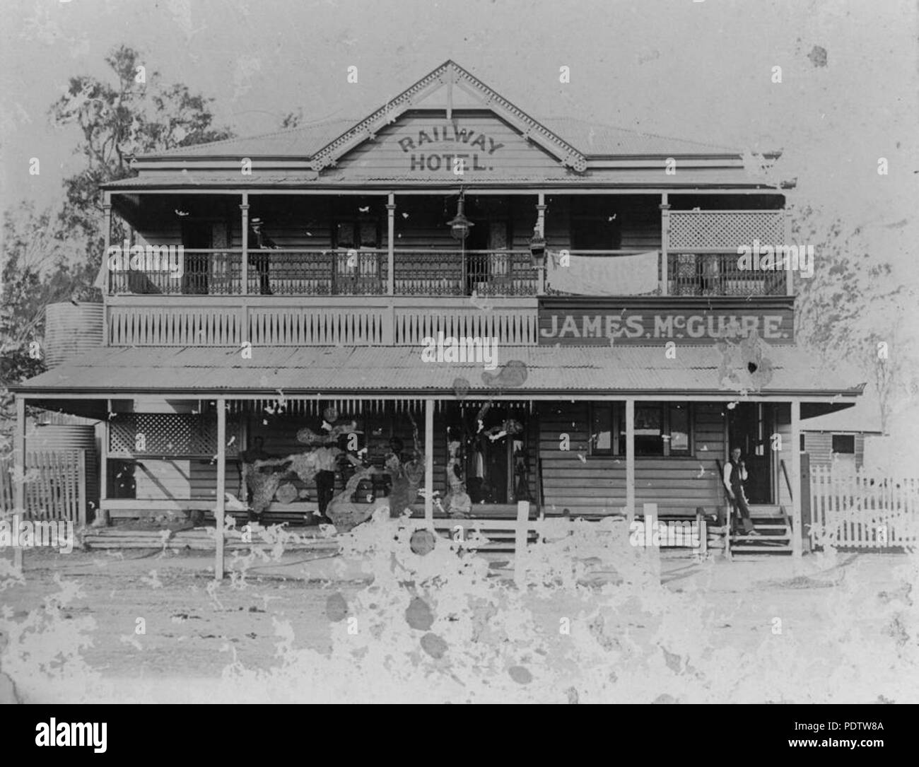 207 1 114144 StateLibQld Railway Hotel à Ullenhall, ca. 1906 Banque D'Images