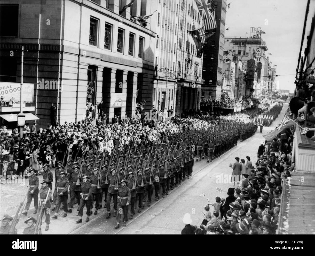 207 1 114168 StateLibQld retourné soldats de la Deuxième Guerre mondiale mars dans Queen Street, Brisbane, 1944 Banque D'Images