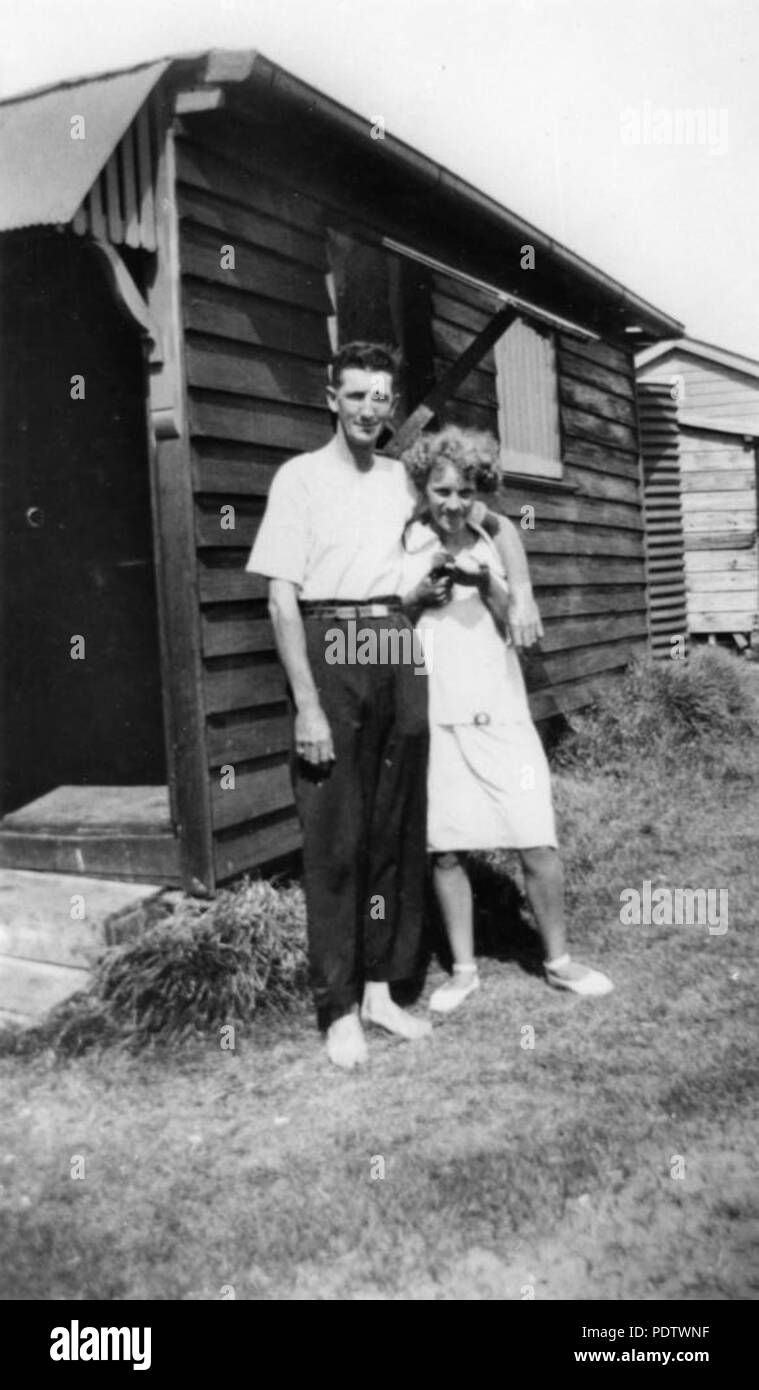 210 118168 StateLibQld 1 jeune couple photographié à l'extérieur une maison de plage à Cribb Island, 1928 Noël Banque D'Images