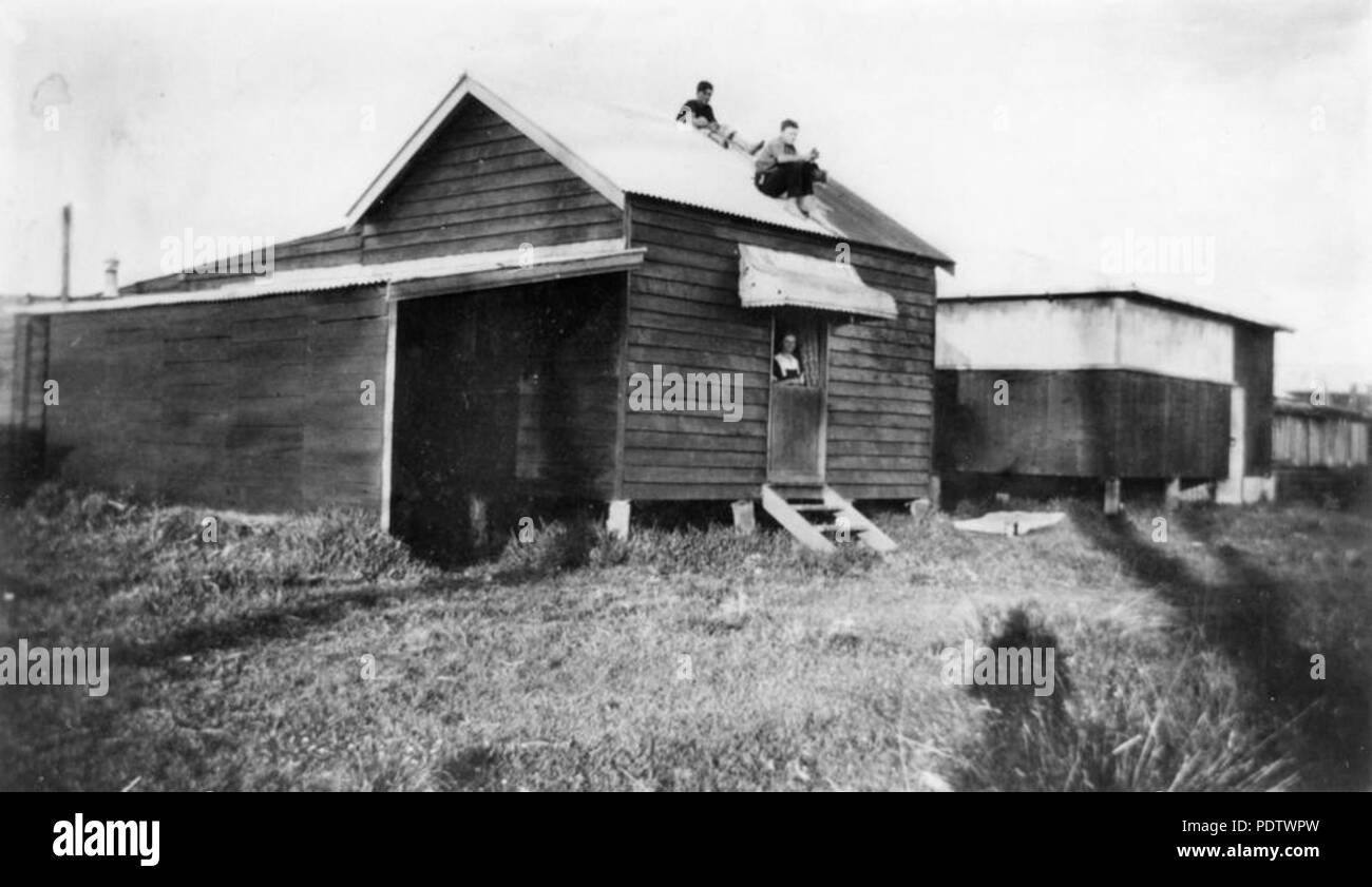 210 1 118536 StateLibQld Beach Shack à Cribb Island, 1928 Banque D'Images