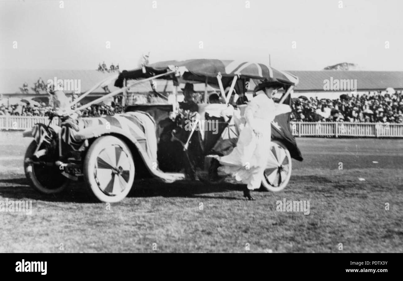 211 1 120696 StateLibQld femme sortant par une procession flottent dans Brisbane, 1919 Banque D'Images