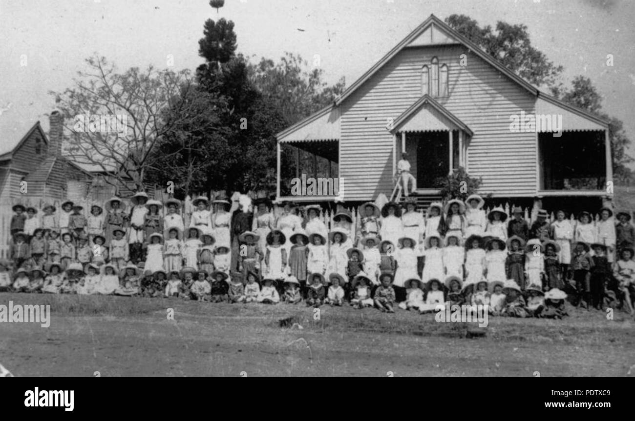 212 122514 StateLibQld 1 enfants réunis en face de la Church of England, Eidsvold, Septembre 1909 Banque D'Images