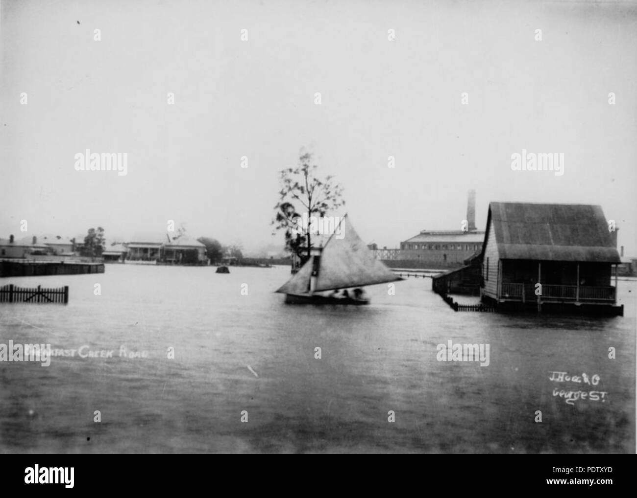 216 1 129775 StateLibQld naviguer le long d'hôtes Creek Road à Newstead au cours de la 1893 Inondations de Brisbane Banque D'Images