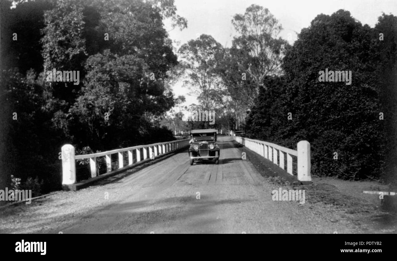 218 1 132320 StateLibQld Austin motor vehicle de traverser un pont à Burpengary, 1934 Banque D'Images