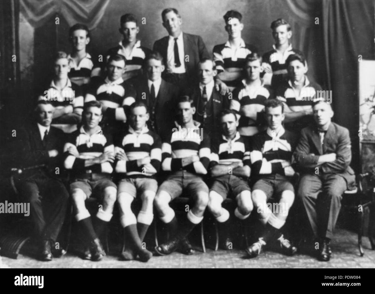 221 1 136486 StateLibQld Mont Crosby Football Club - Saison 1923 Banque D'Images