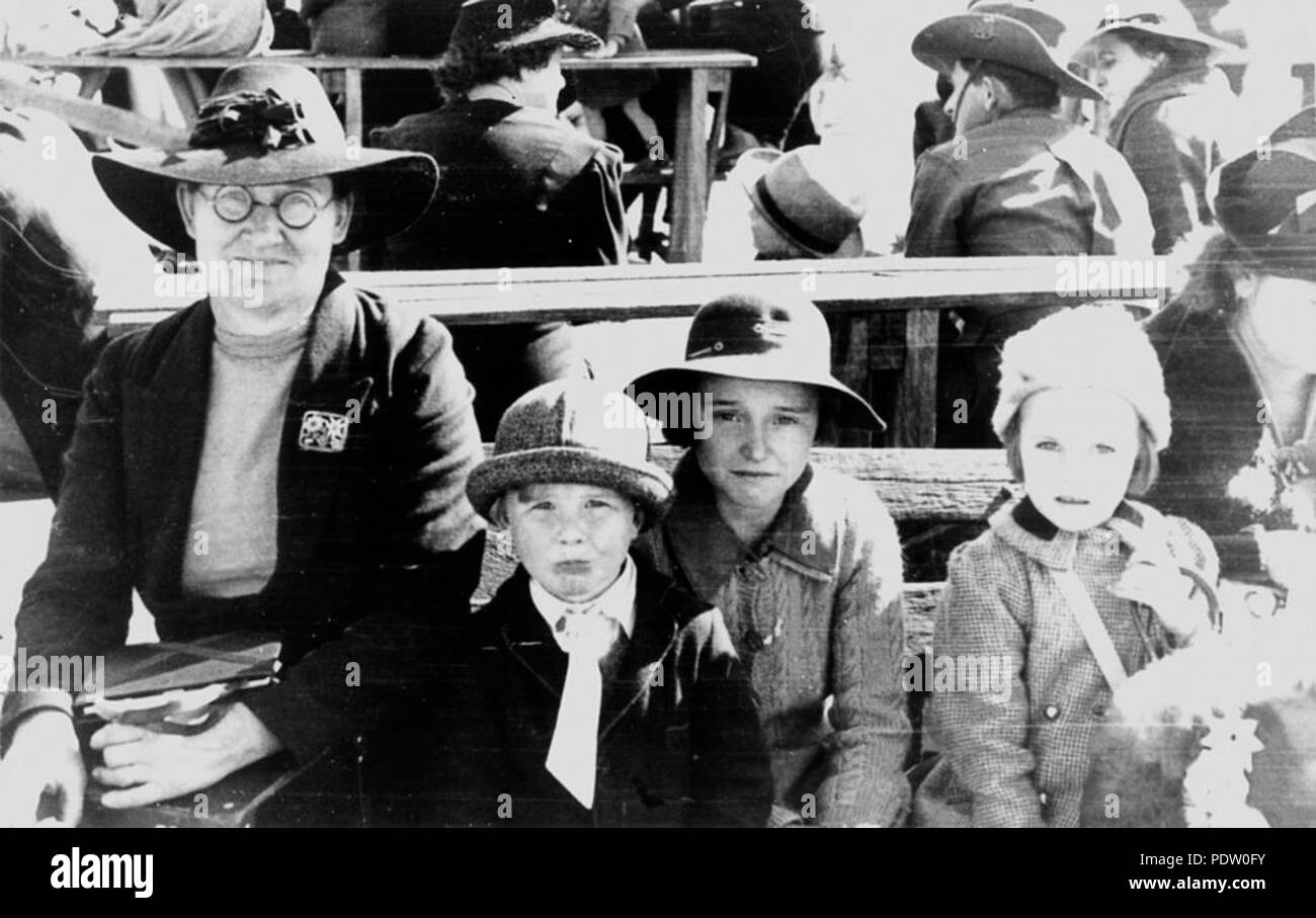223 142007 StateLibQld 1 Mère et enfants profiter de l'exposition, Brisbane, ca. 1942 Banque D'Images