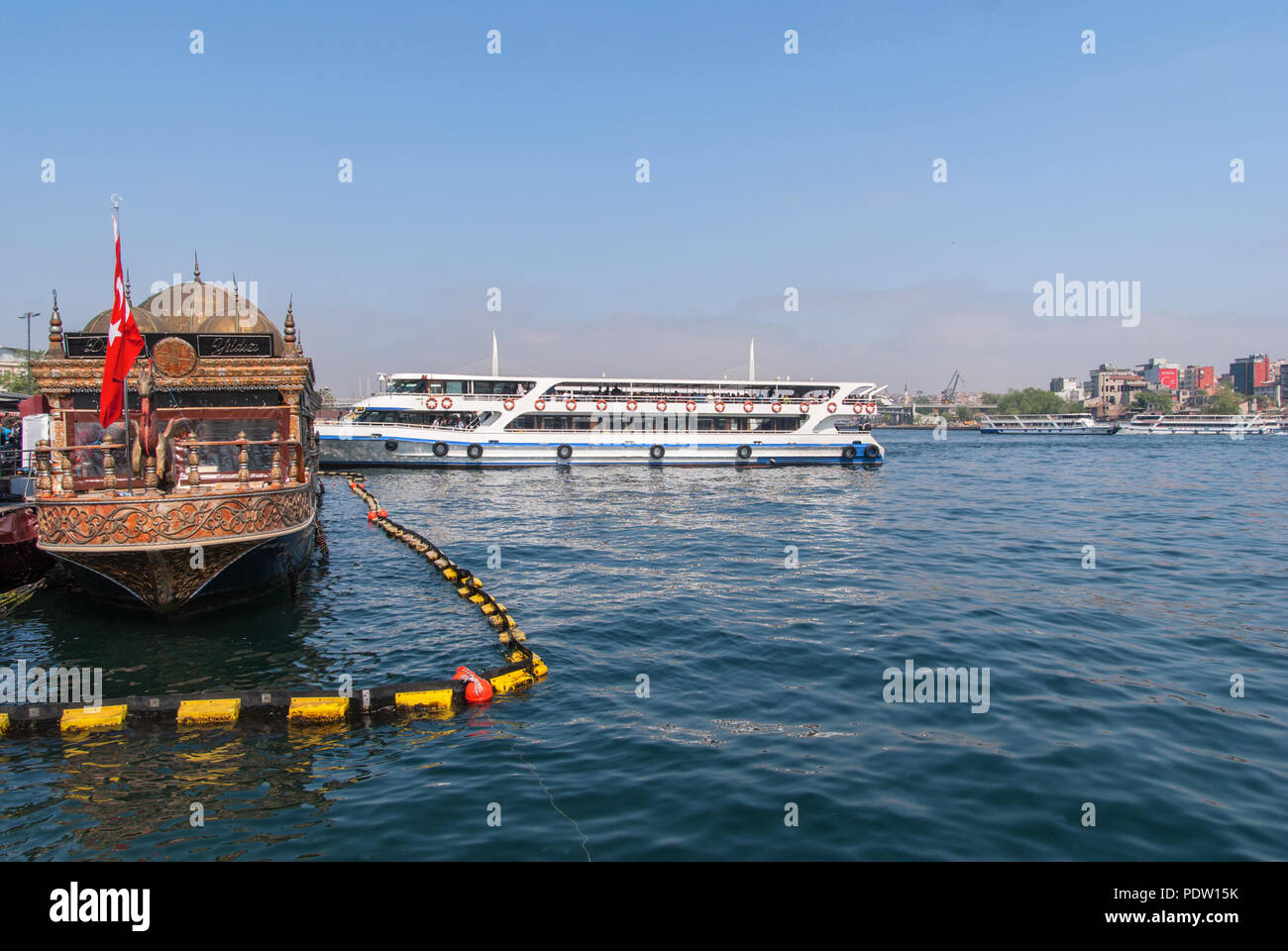 Istanbul, Turquie -Mai 1,2018 fisher amateur .sur pier city ferry transportant des passagers à l'Asie de l'Europe à Istanbul Banque D'Images