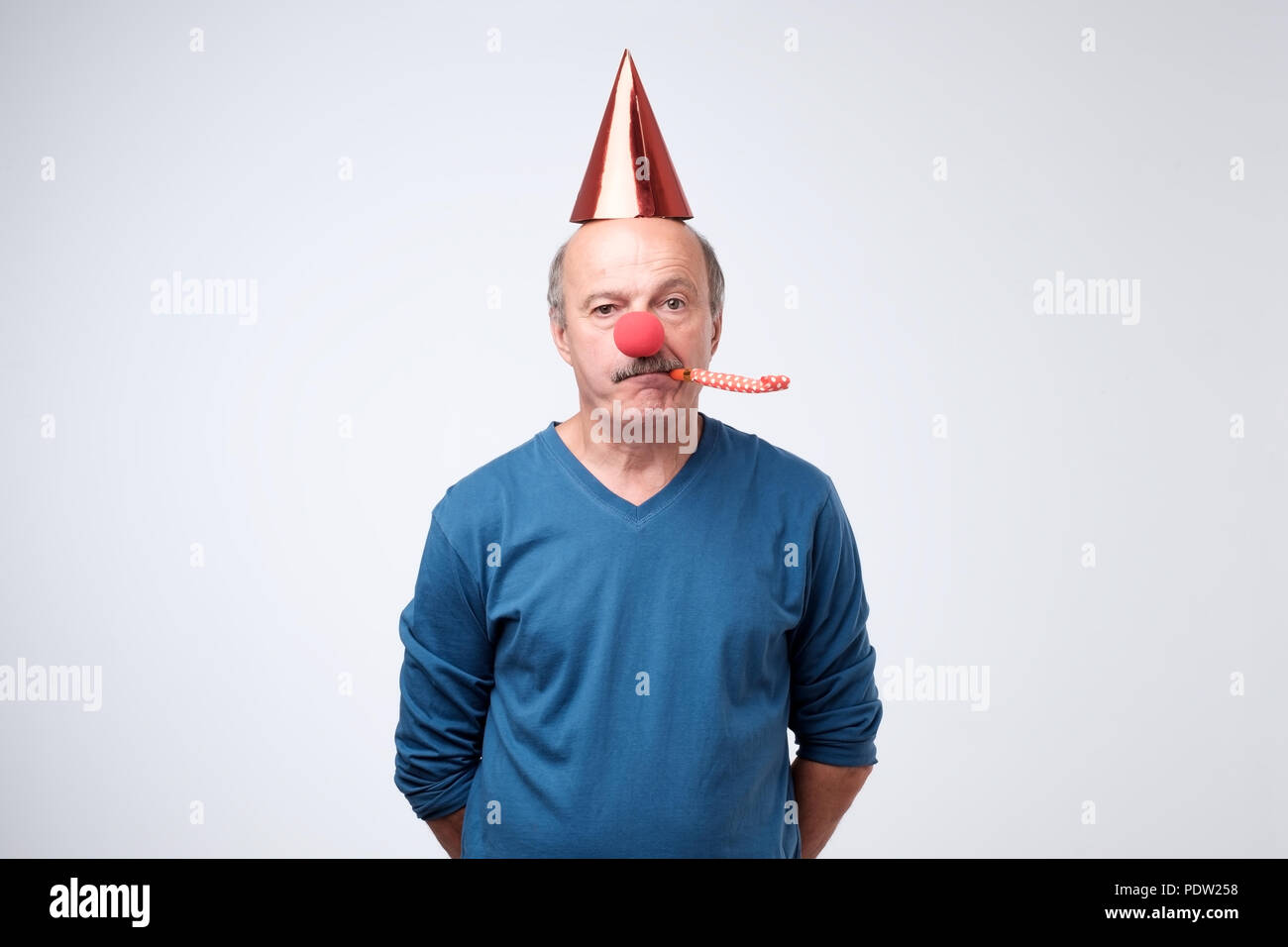 Triste Anniversaire Man Est Triste Et Decu Parce Que Personne N Est Venu Feter Son Anniversaire Blowing Party Horn Funny Cap Et Nez De Clown Rouge Photo Stock Alamy