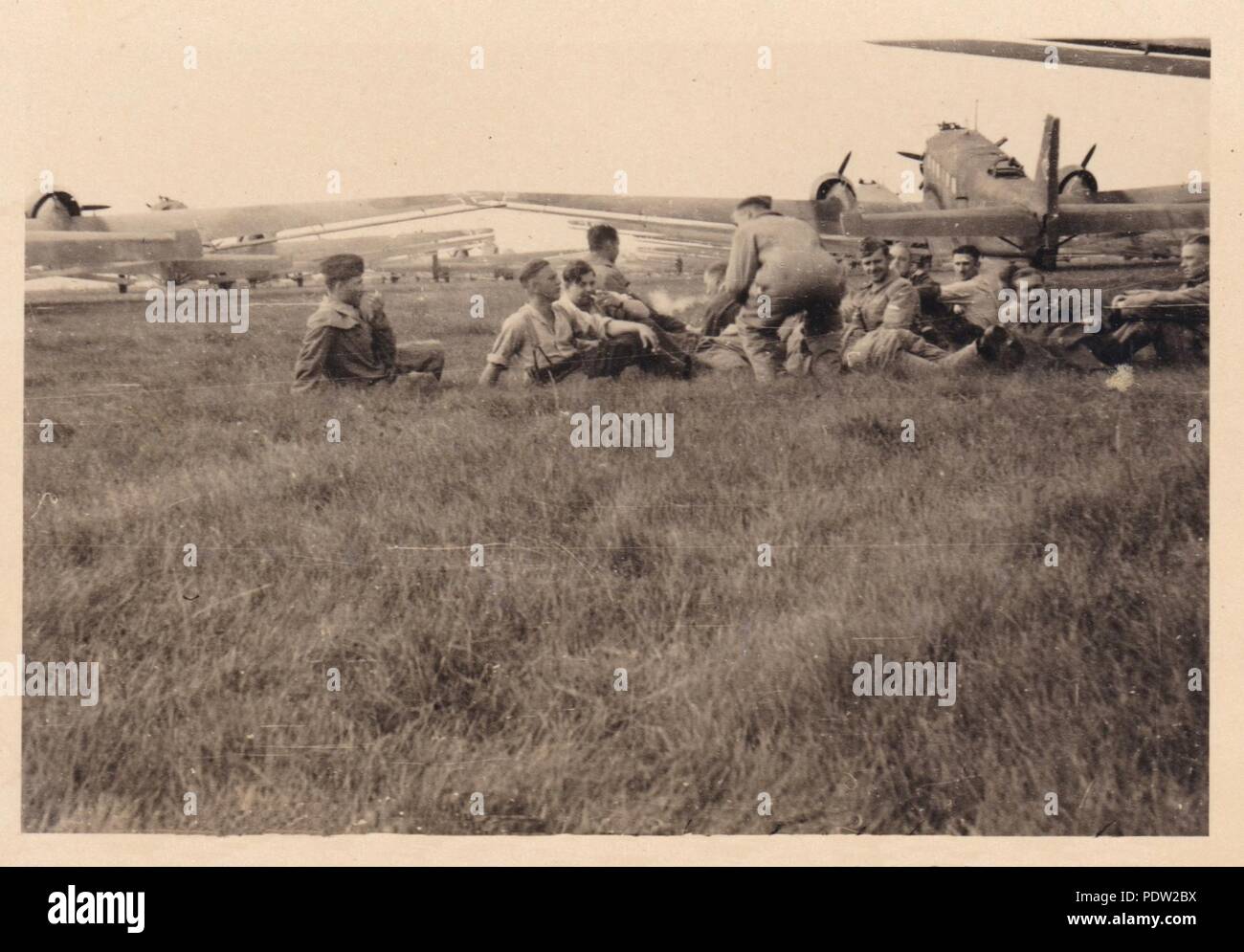 Droit de l'album photo de Karl Oberfeldwebel Gendner de 1. La Kampfgeschwader 40, Staffel : Karl Gendner (troisième à partir de la gauche) et d'autres membres de l'équipage de transport à partir du 3./KGzbV 9 se détendre entre les missions en regard de leur Junkers Ju52/3m à l'Aérodrome de Brest-Litovsk, la Pologne en septembre 1939. Banque D'Images