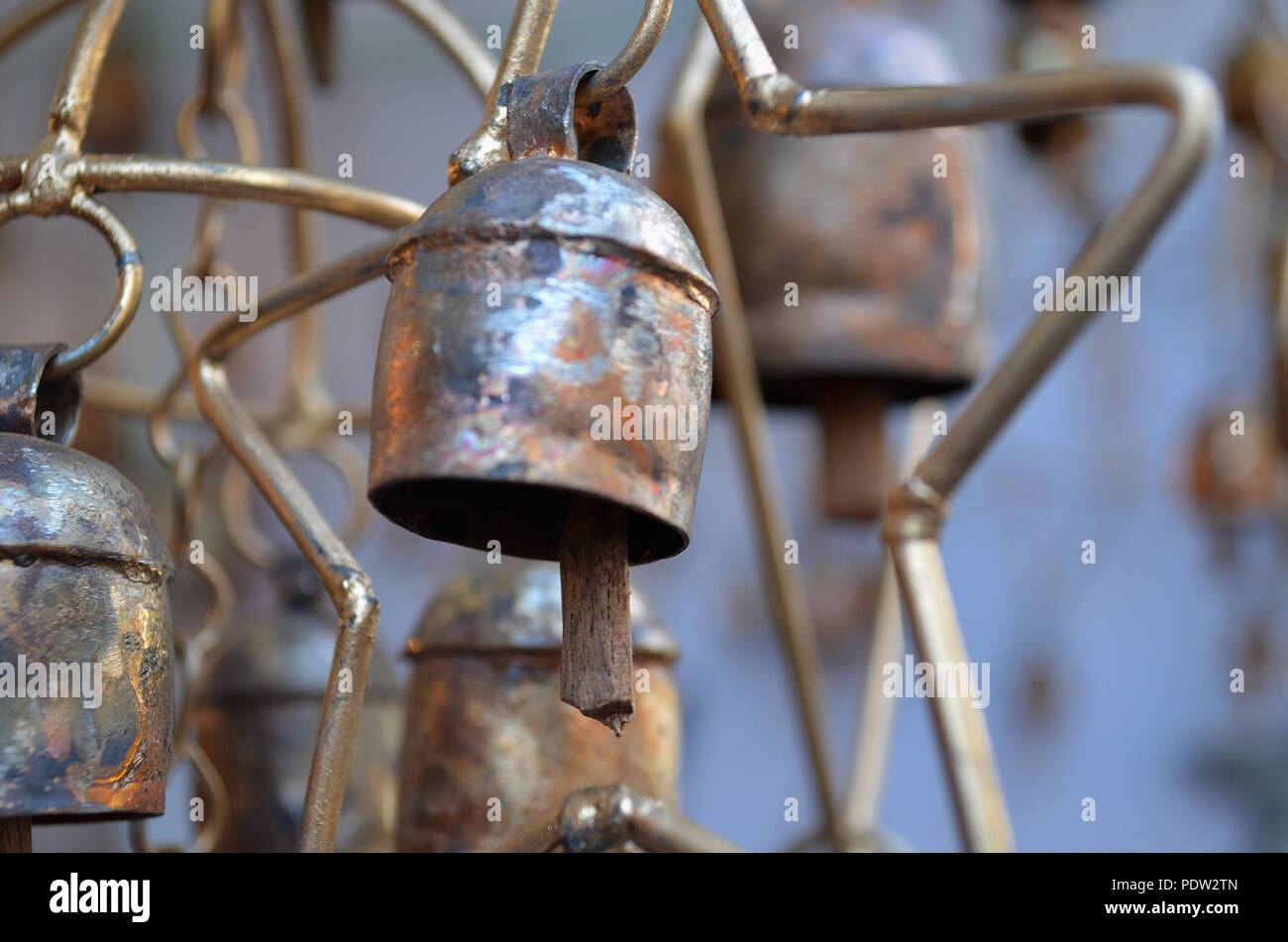 Old rusty metal tribal cloches pour le feng shui Banque D'Images
