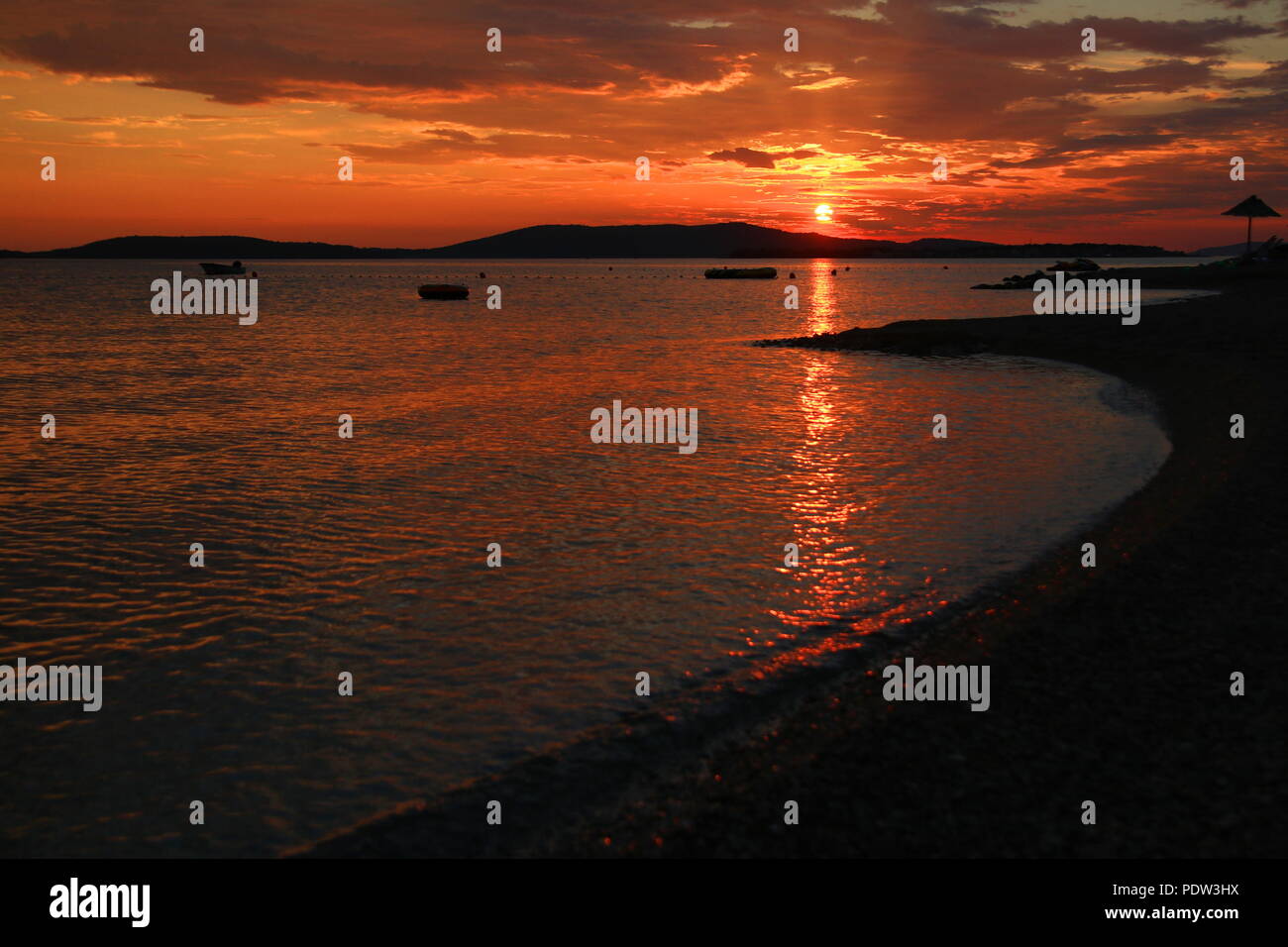 Plage de sable avec Ciel de coucher du soleil sur la mer Adriatique en Croatie Banque D'Images
