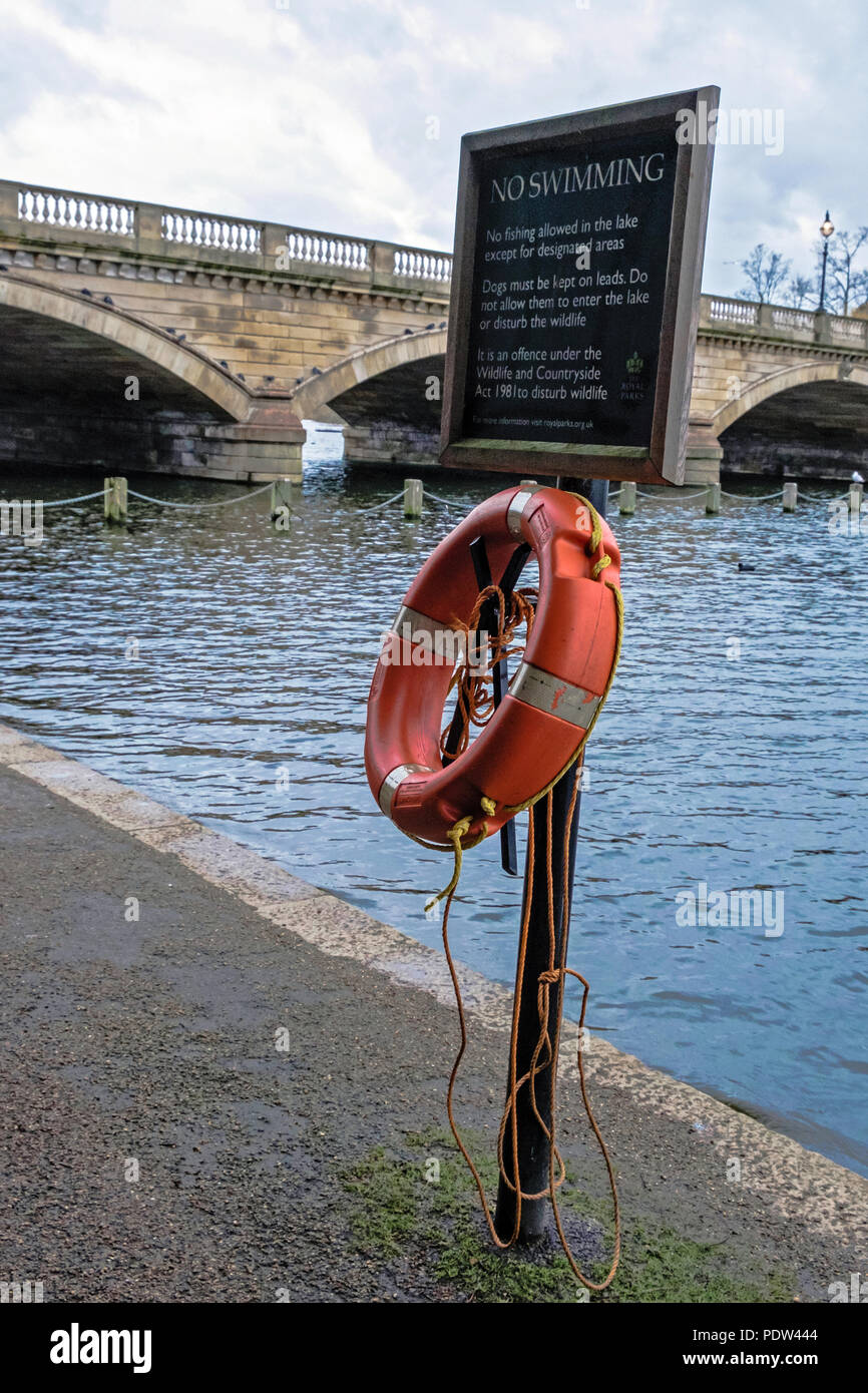 Aucun signe de natation avec Life Saver à Hyde Park, à côté du lac Serpentine. La serpentine Bridge en arrière-plan. Portrait. Pas de personnes. Banque D'Images