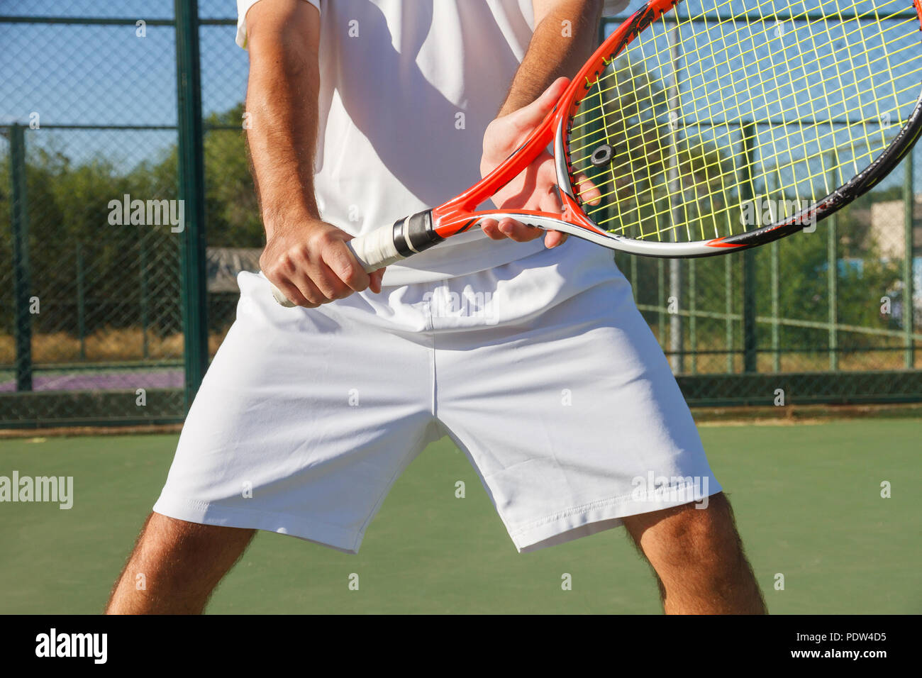 Portrait d'un joueur de tennis professionnel tenant la raquette de tennis en attente de la balle dans un match Banque D'Images