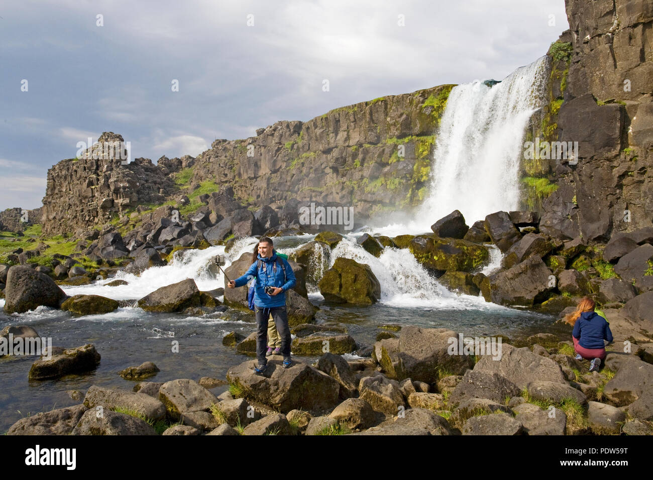 Cascade Oxararfoss, sur l'Oxara River qui se jette dans la gorge d'Almannagja, dans le Parc National de Thingvellir, dans le sud de l'Islande. Banque D'Images