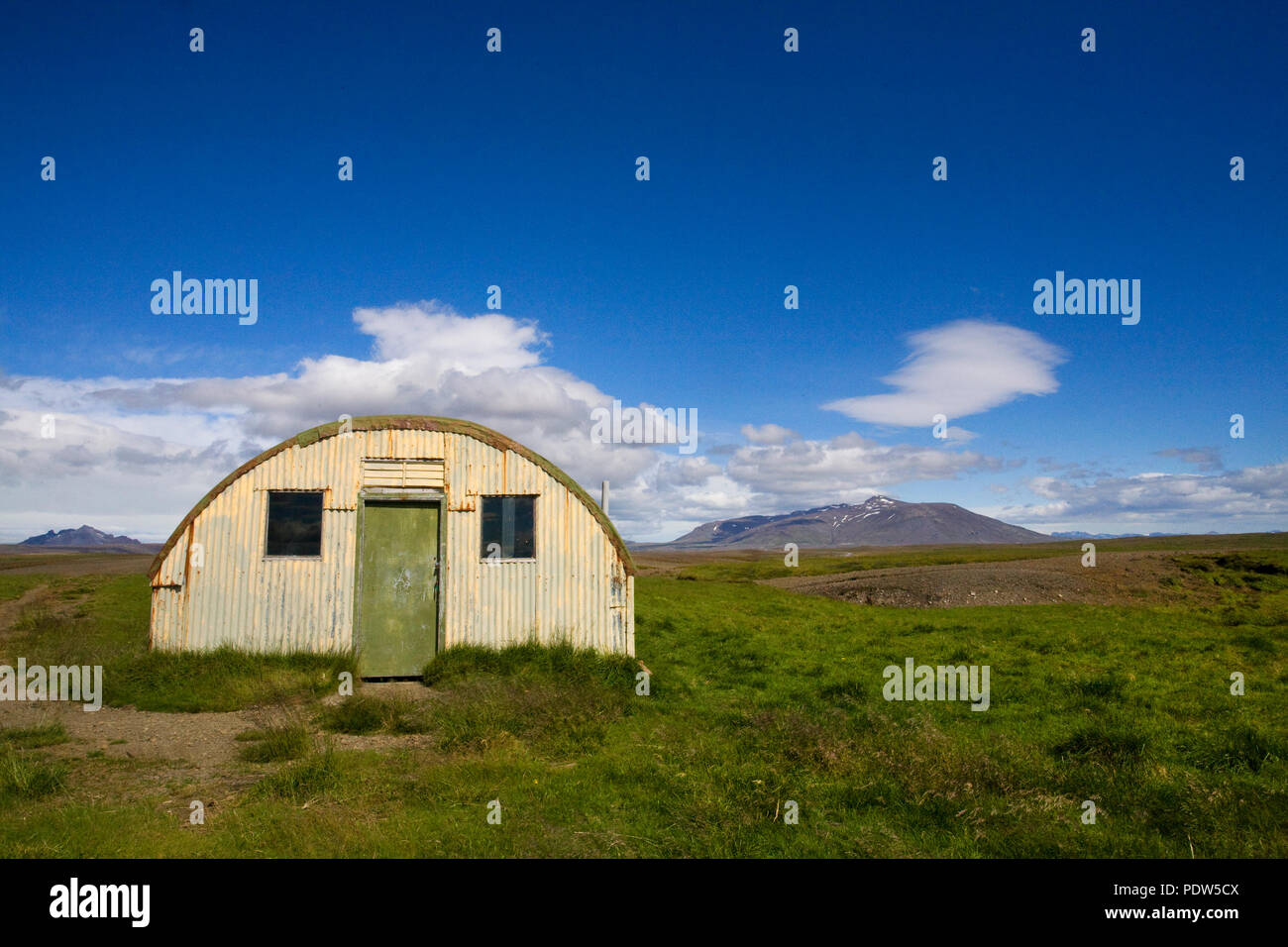 Une cabane de berger abandonnée dans la télécommande, robuste, vallée glaciaire du terrain, près de la montagne dans le sud de l'Islande Blafell. Banque D'Images