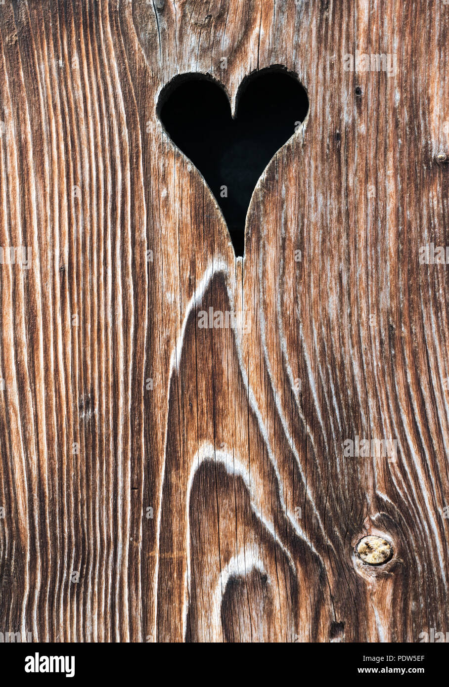 Une vieille porte en bois rustique avec un trou en forme de coeur au milieu  Photo Stock - Alamy