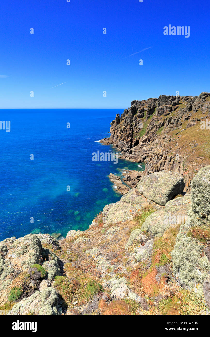 Falaises de Land's End de la South West Coast Path, Senner, Cornwall, England, UK. Banque D'Images