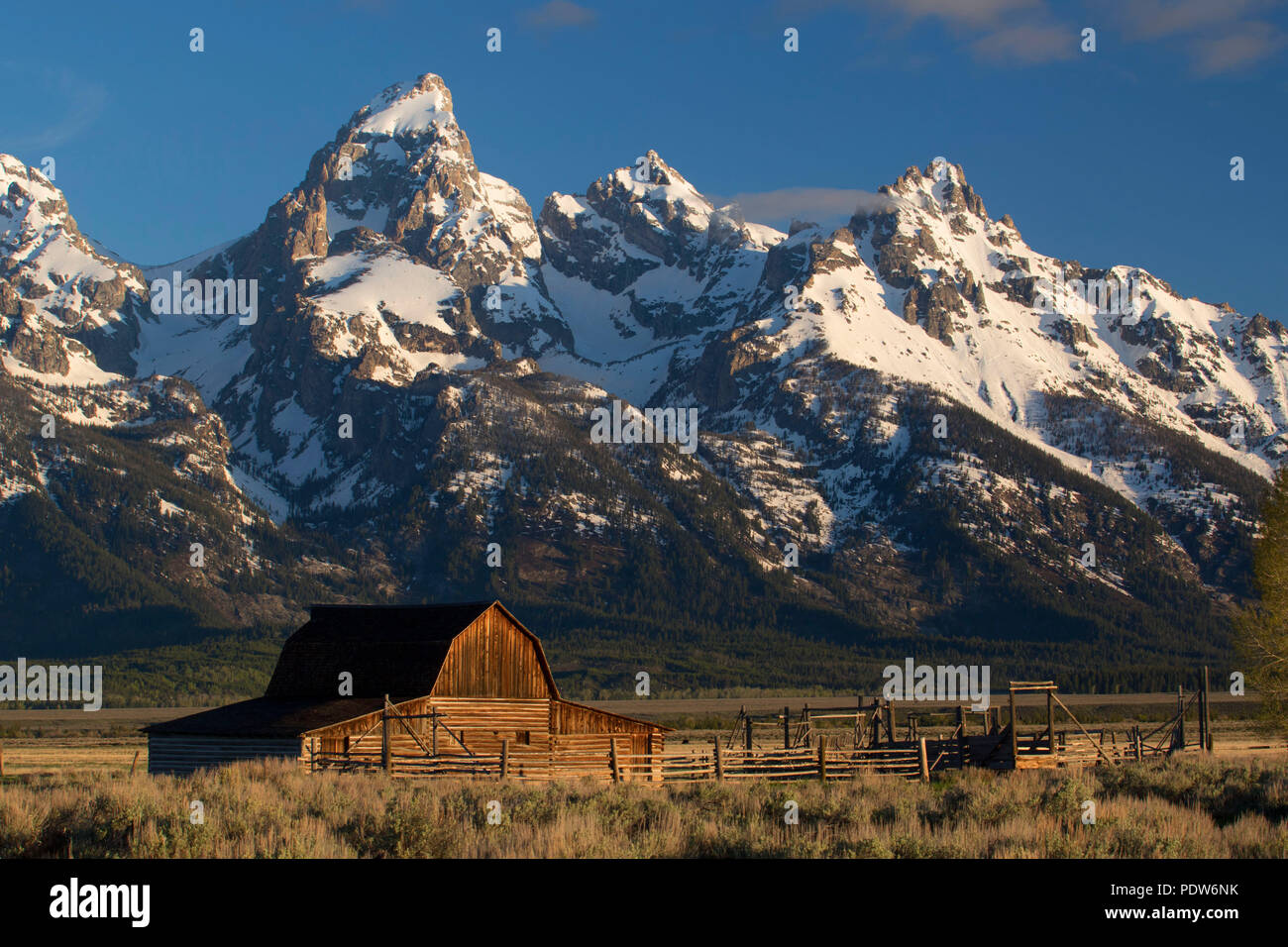Mormon Row barn avec Grand Teton Range, Parc National de Grand Teton, Wyoming Banque D'Images