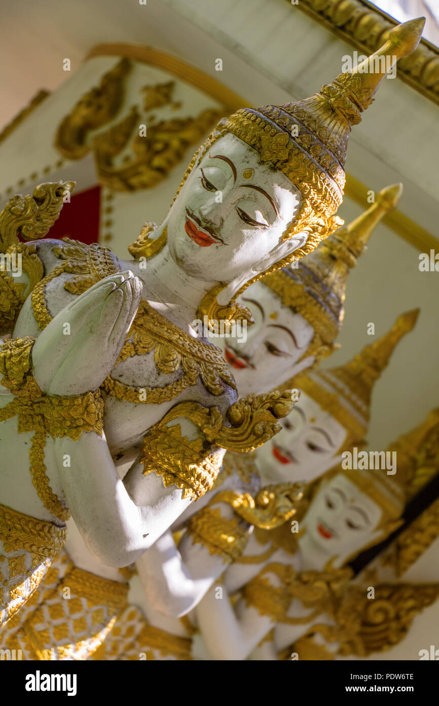Rangée de prier des figures mythologiques de la religion hindoue. Les statues de Dieu Devata - Déité. Banque D'Images