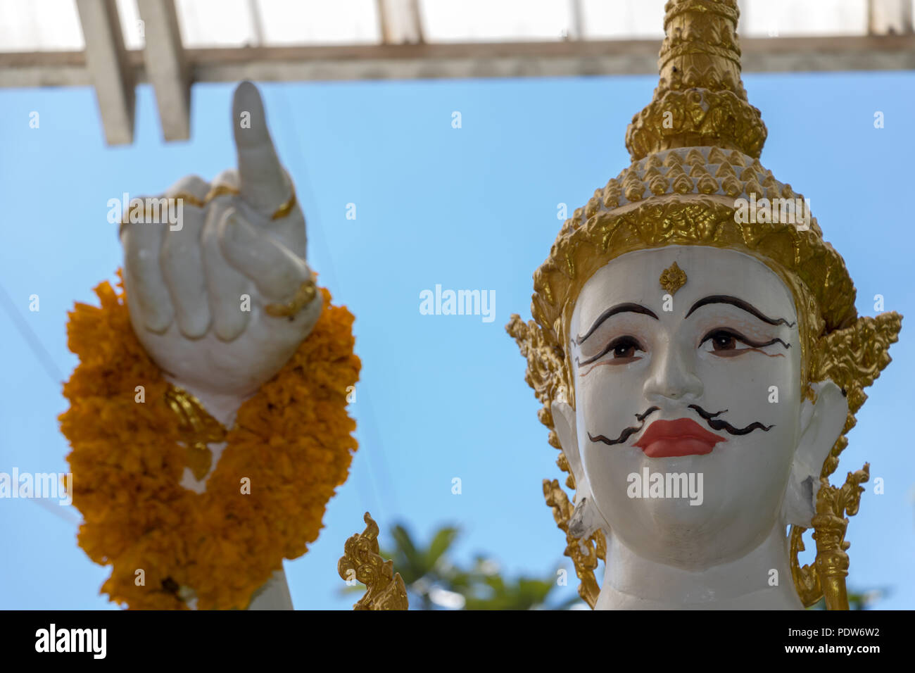 Les figures mythologiques de la religion hindoue. Les statues de Dieu Devata - point de divinité avec le doigt en avant. Banque D'Images