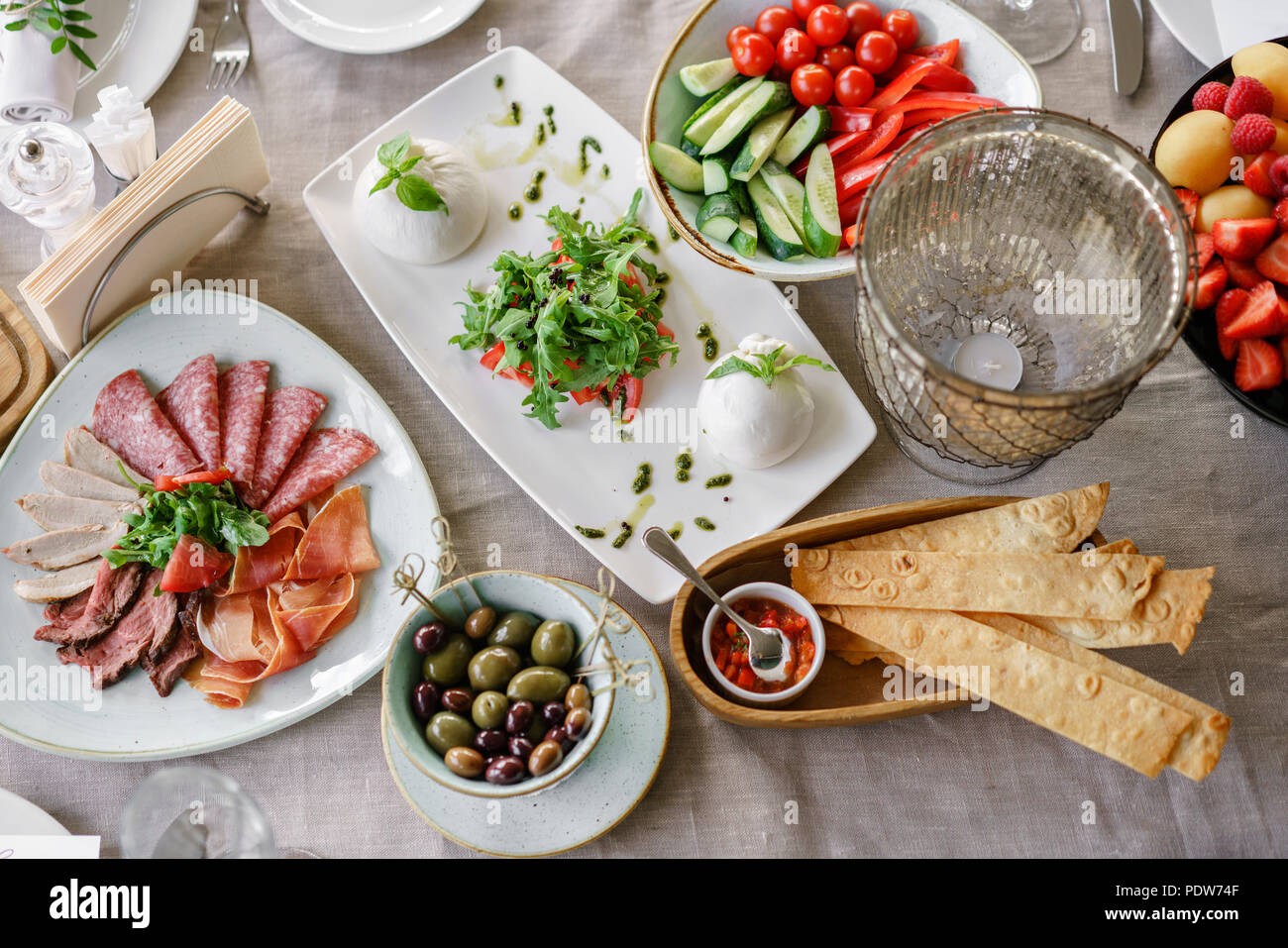 Des Repas Differents Pour Les Invites Sur Table De Banquet Des Plats Delicieux Sur La Table Dans Le Restaurant Table De Service Pour Anniversaire Ou Mariage Photo Stock Alamy