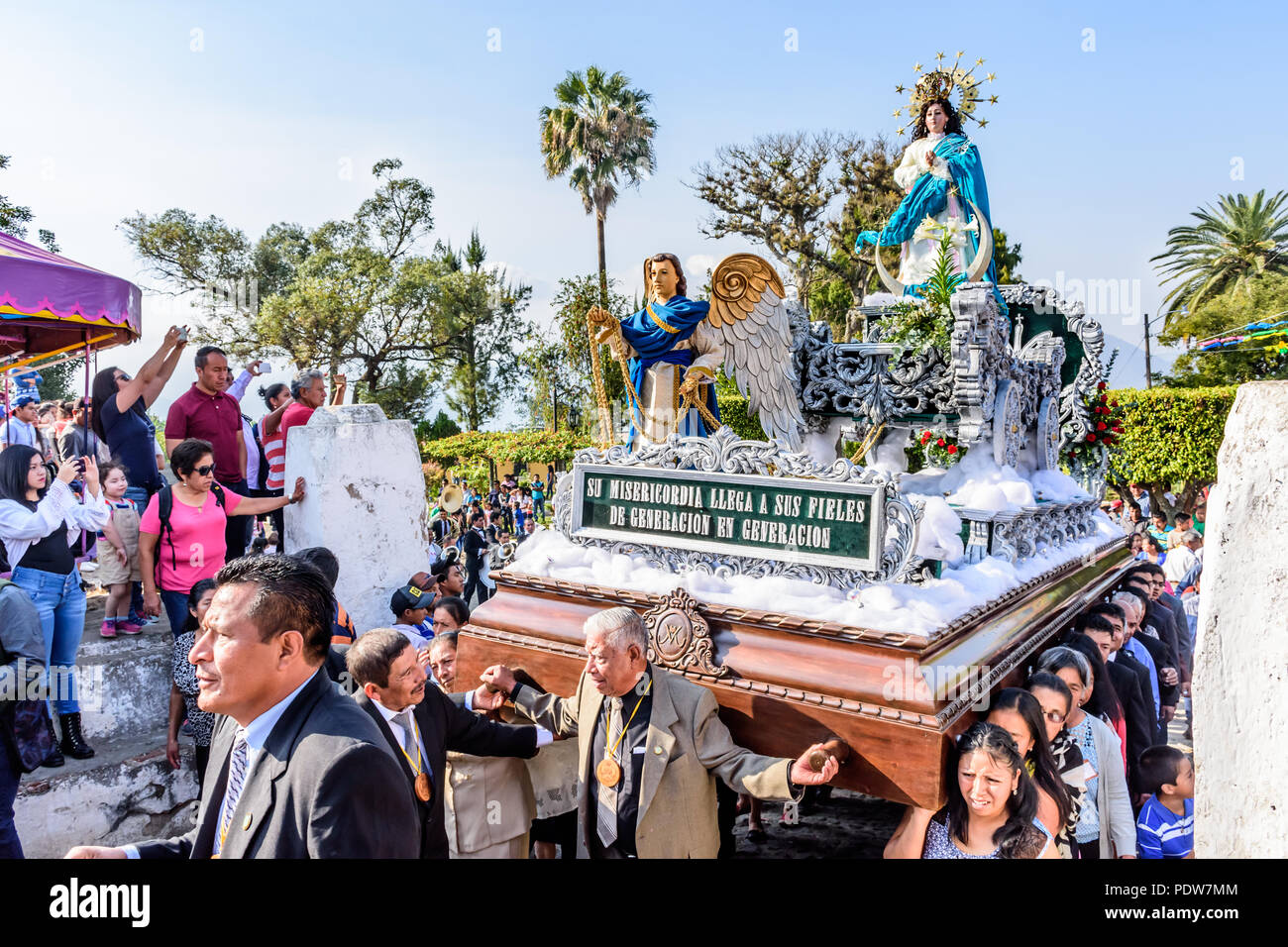 San Juan del Obispo, Guatemala - 1 janvier 2017 : procession catholique le jour de l'an dans village près de site du patrimoine mondial de l'Unesco d'Antigua. Banque D'Images