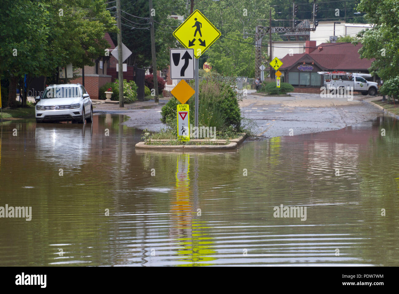 BILTMORE FOREST, NORTH CAROLINA, USA - 30 MAI 2018 : Une rivière inondation couvre une rue et trottoir avec de l'eau Banque D'Images