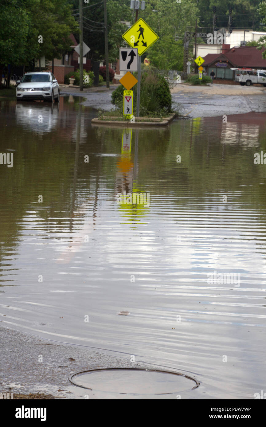 BILTMORE FOREST, NORTH CAROLINA, USA - 30 MAI 2018 : Une rivière inondation couvre une rue et trottoir avec de l'eau Banque D'Images