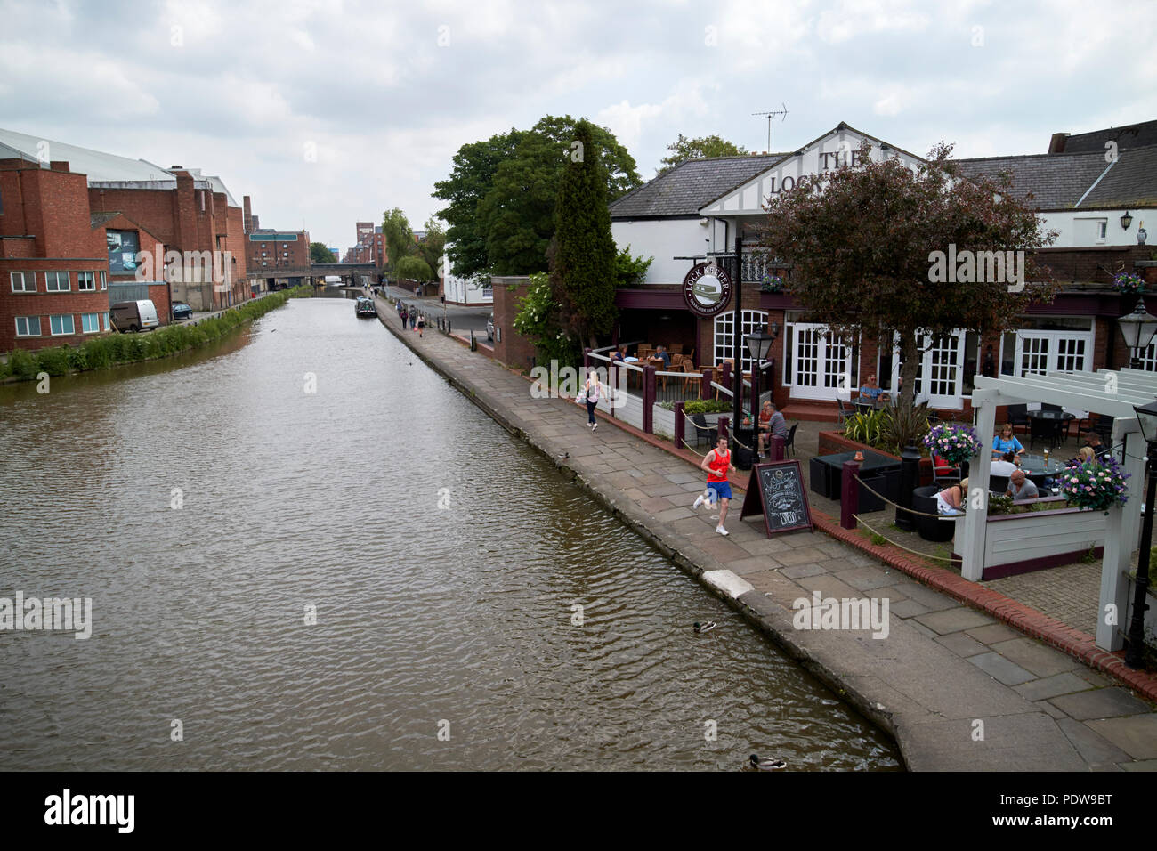 La ligne principale du canal de Shropshire Union et contre-keeper pub côté canal chester cheshire england uk Banque D'Images