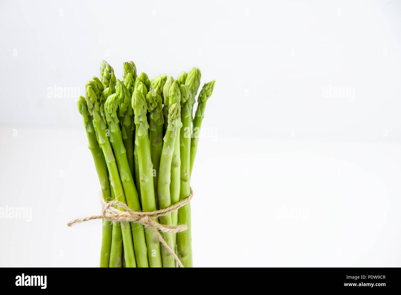 L'asperge verte fraîche sur fond blanc Banque D'Images