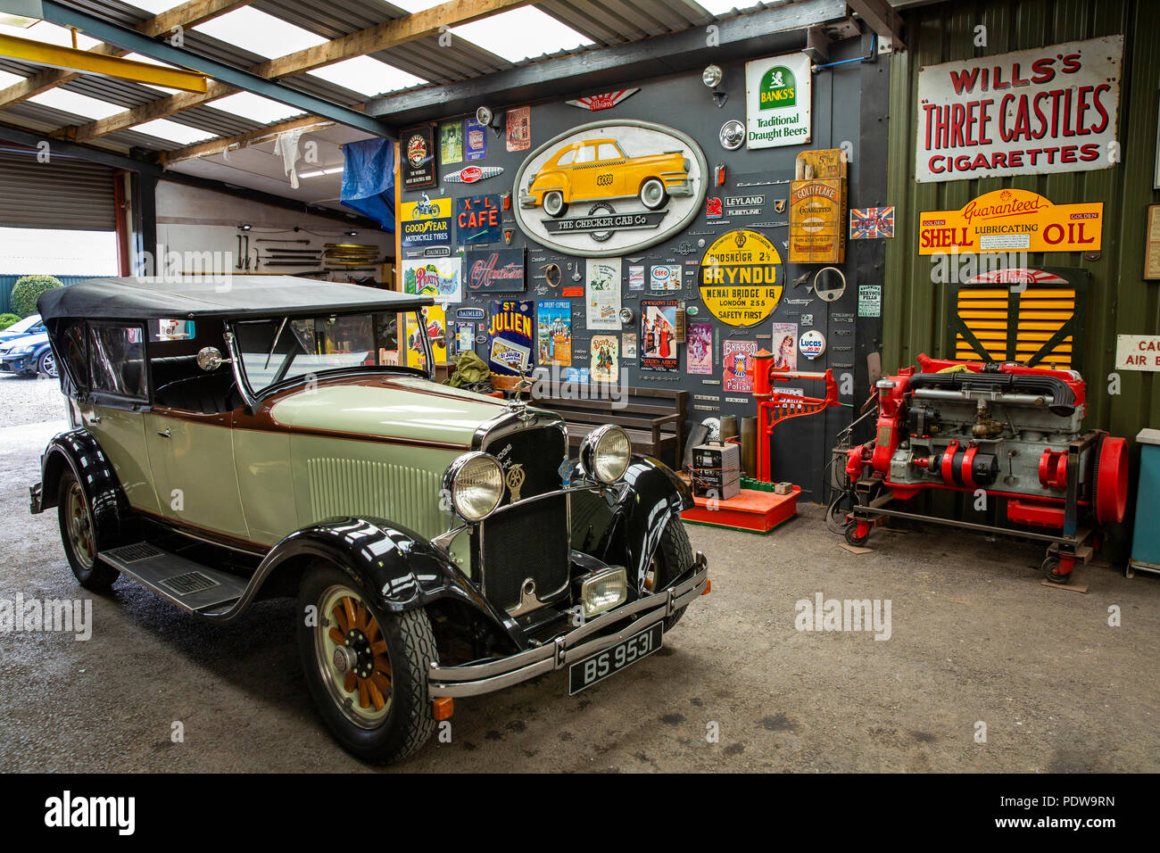 Royaume-uni, Pays de Galles, Anglesey, Tyddin Pwrpas Newborough, Anglesey, Musée des Transports, vintage voiture Dodge en atelier Banque D'Images