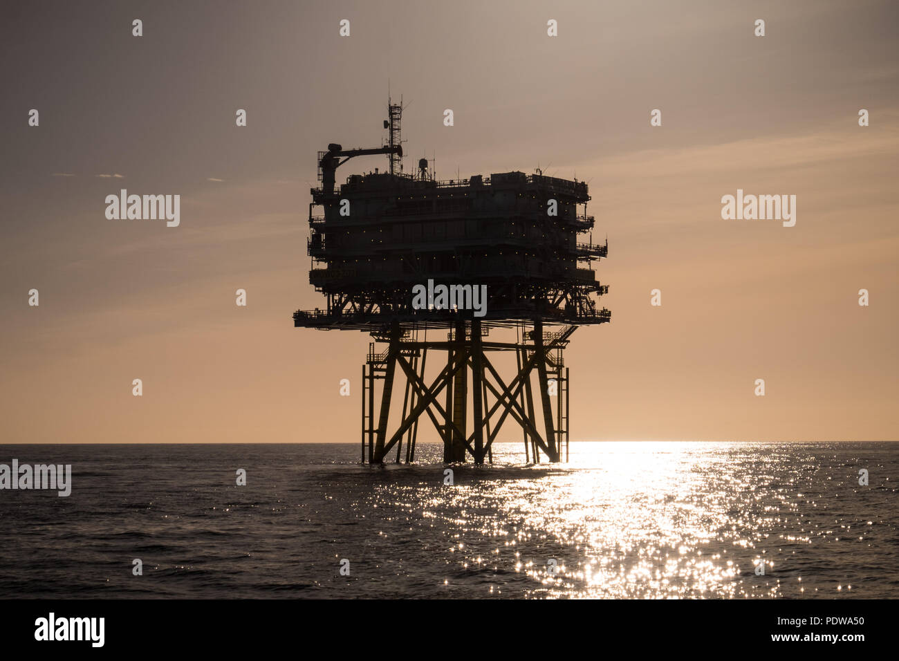 La silhouette d'un subsation (Z03) sur l'Extension de l'éolien offshore Walney dans la mer d'Irlande Banque D'Images