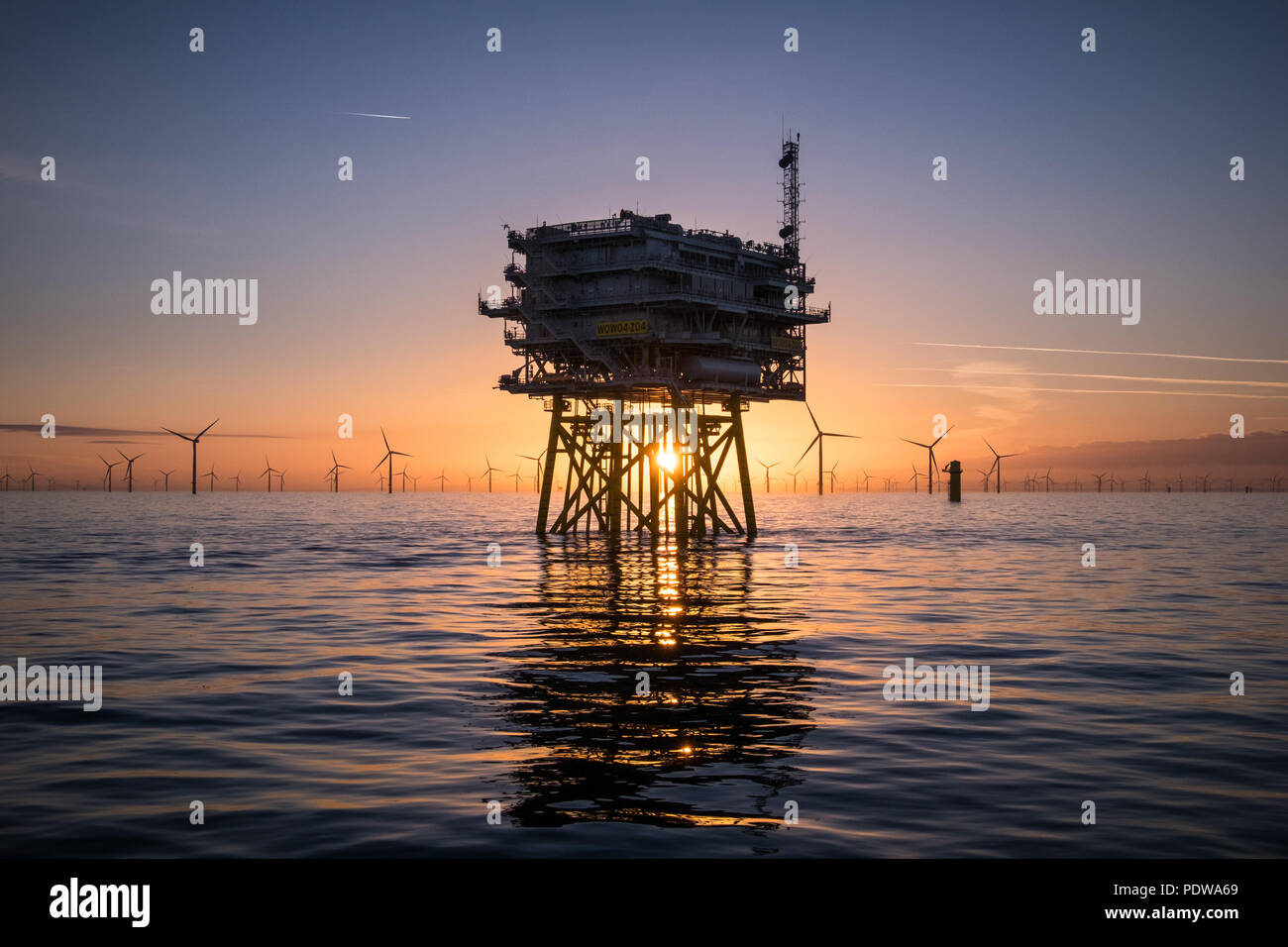 Extension parc éolien offshore Walney au lever du soleil Banque D'Images