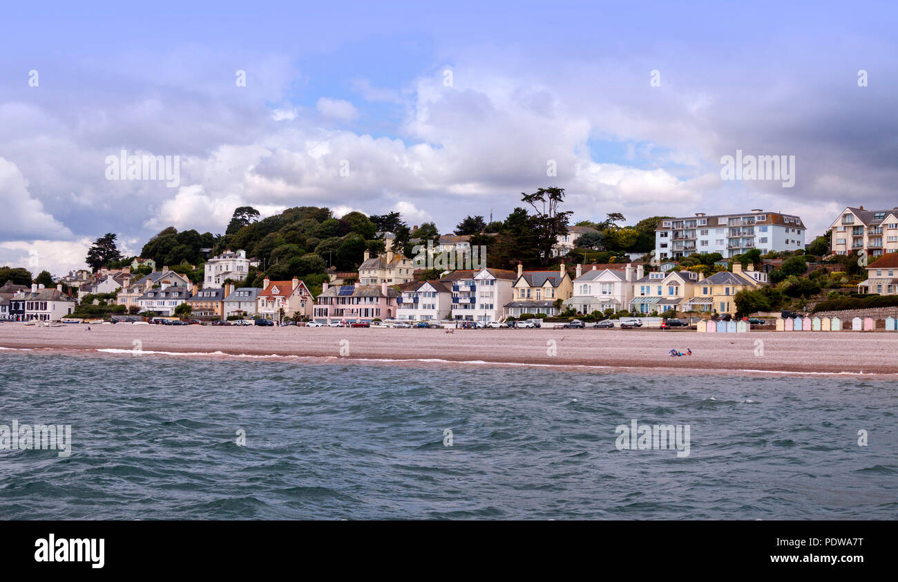 L'article de la mer à Exmouth, Devon, avec des maisons, plage et cabines de plage. Banque D'Images