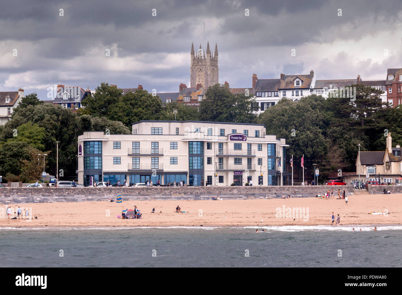 Voir d'Exmouth, avec l'église Holy Trinity, et le Premier Inn sur le front de mer à côté de la plage Banque D'Images