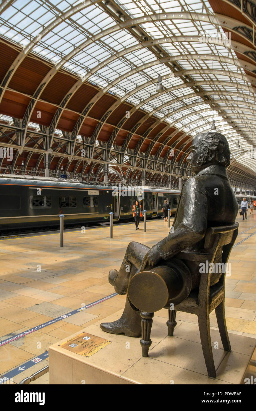 Statue d'Isambard Kingdom Brunel sur la gare Paddington de Londres avec un nouveau Great Western Railway train dans l'arrière-plan Banque D'Images