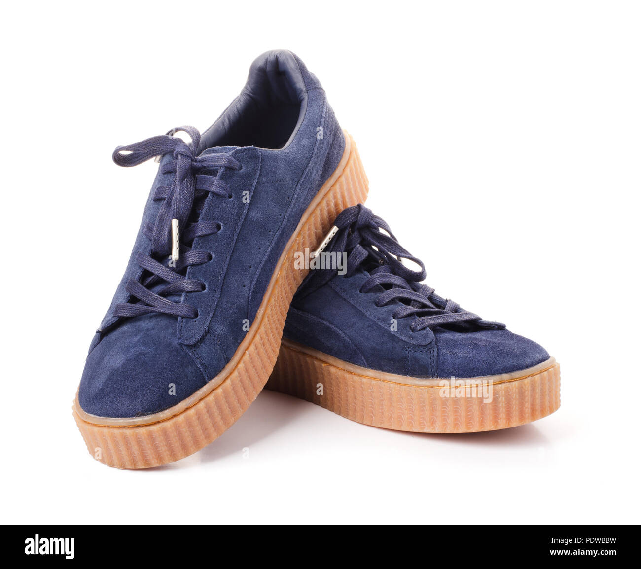 Espadrilles bleu en haut plante en gris et bleu isolé sur fond blanc Banque D'Images