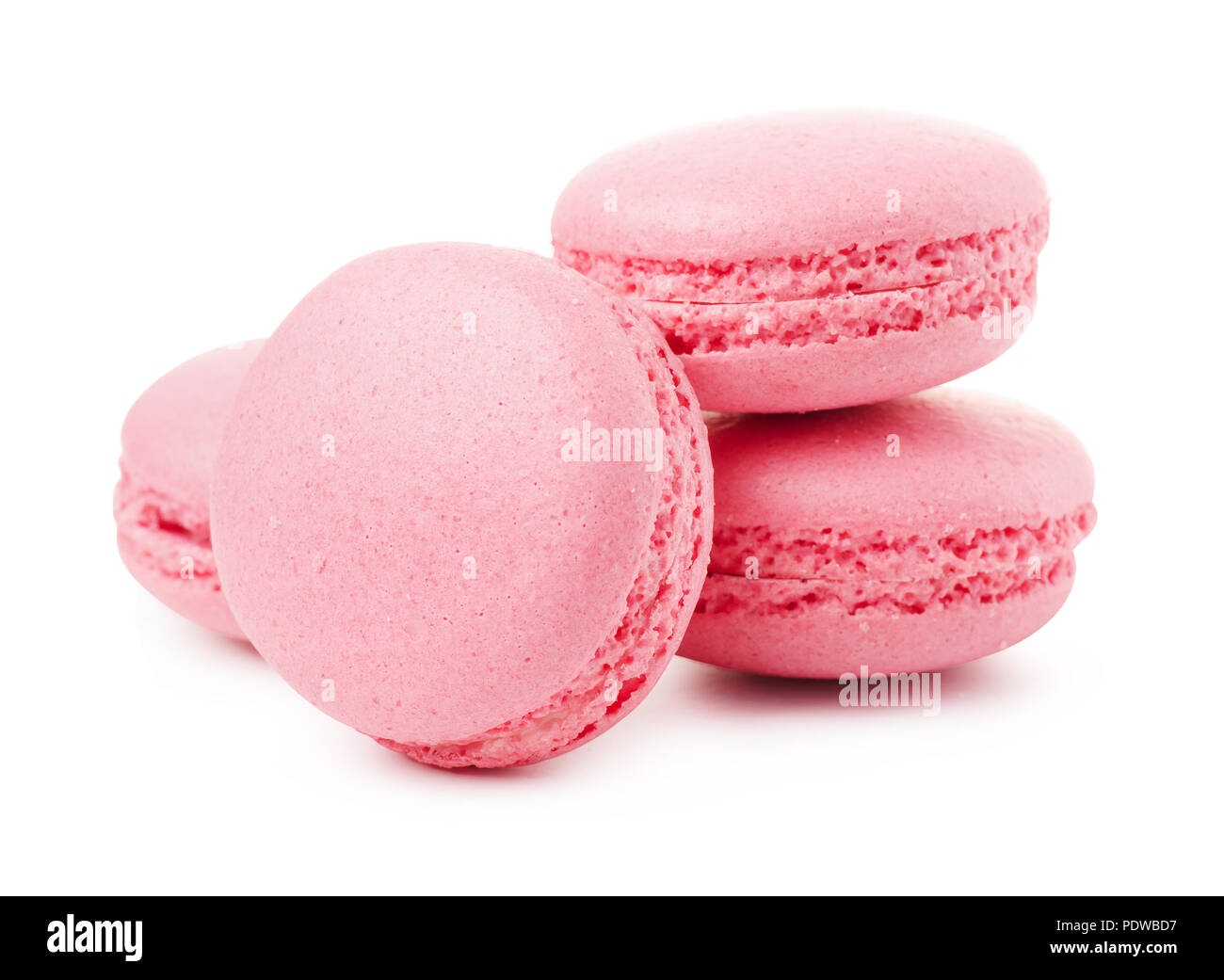 Quatre délicieux macarons macarons roses ou isolé sur fond blanc Banque D'Images