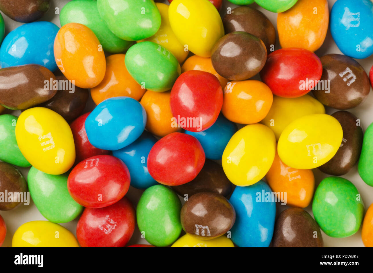 SAMARA, Fédération de Russie - 29 Avril 2017 : M&M's Candies. M&M's produit par Mars, Incorporated. Gros plan d'une pile de chocolats colorés cand Banque D'Images