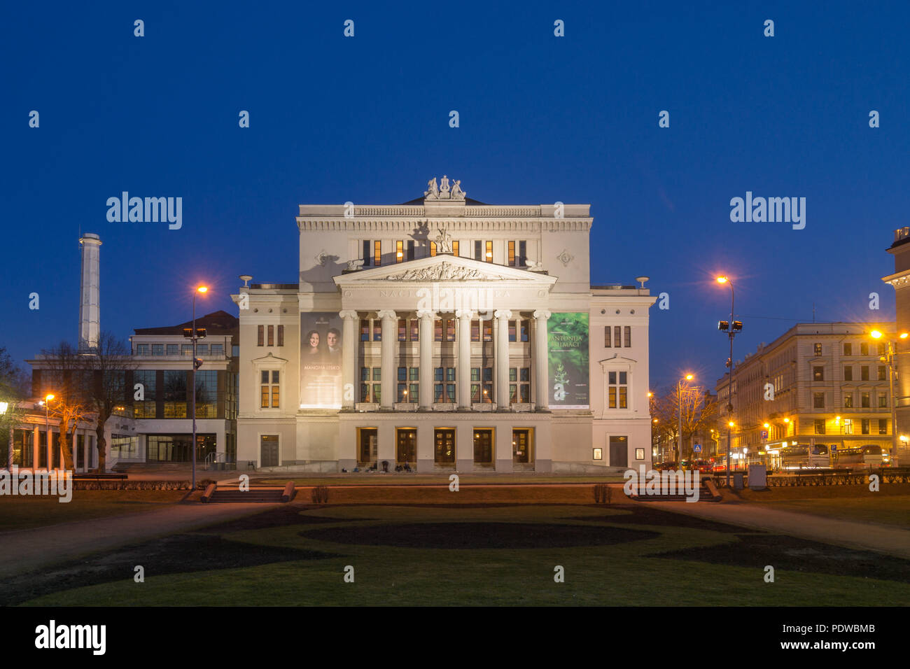 Riga, Lettonie - Mars 23, 2018 : avis de l'Opéra National de Lettonie et théâtre de ballet de la nuit Banque D'Images