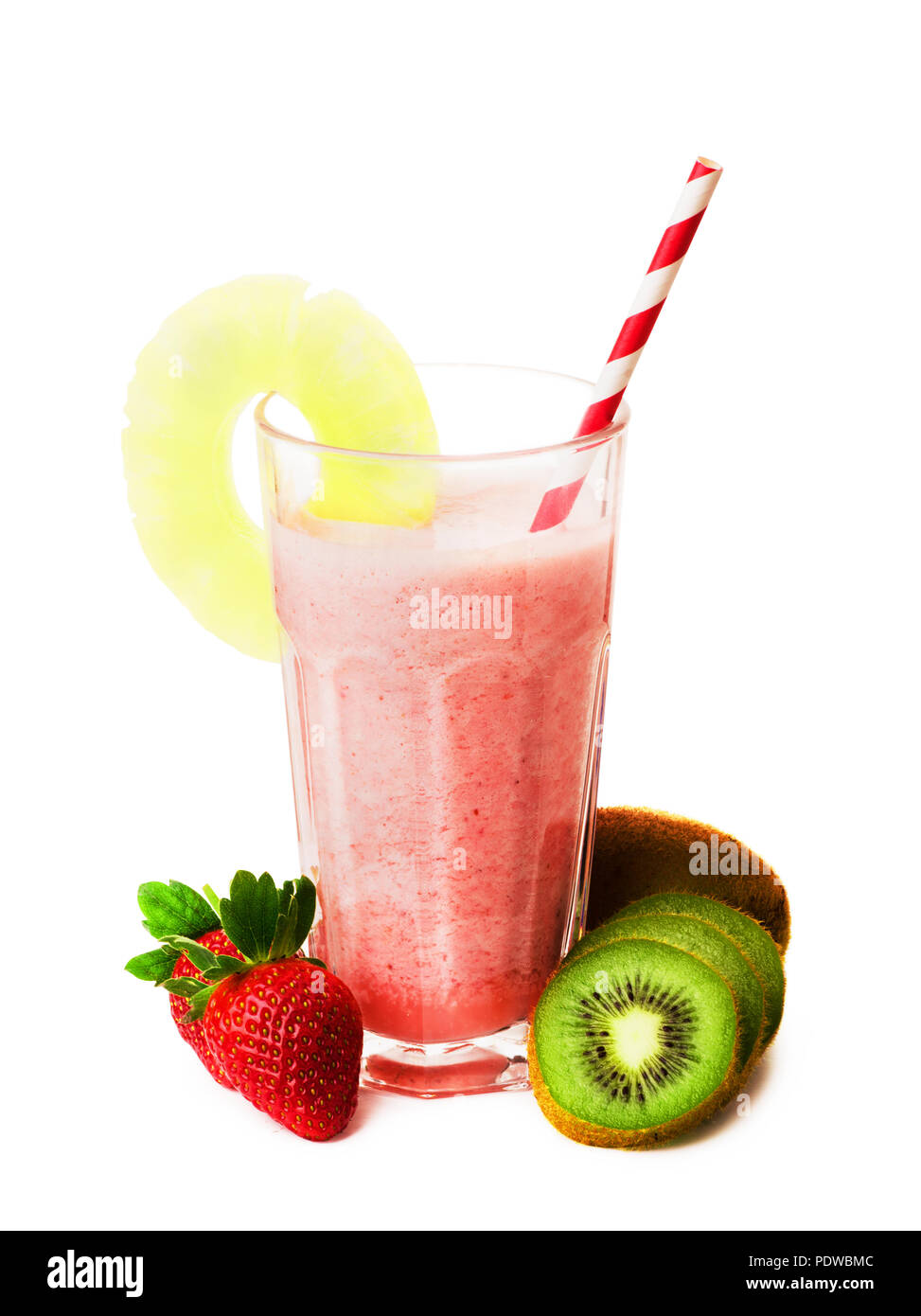 Smoothie aux fraises rose en verre avec paille et dispersés des baies, kiwi et ananas, un milkshake rose, boisson saine isolé sur fond blanc Banque D'Images
