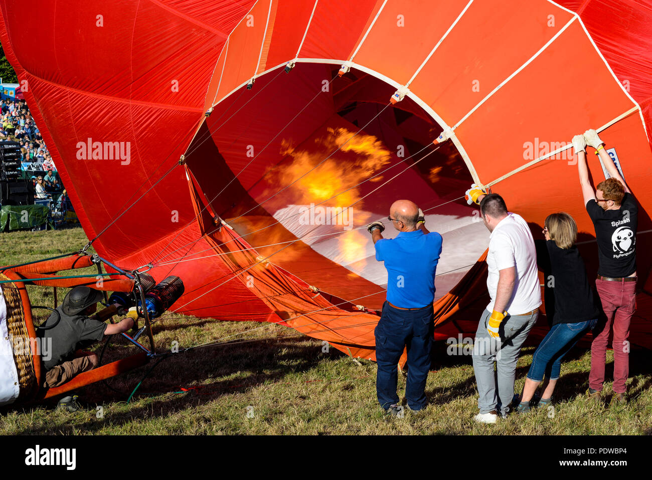 Brûleur gaz de combustion de montgolfières pour gonfler enveloppe du ballon.  Cube Ricoh G-ballon RCOH construit par Cameron Balloons. Le personnel au  sol. Team Photo Stock - Alamy